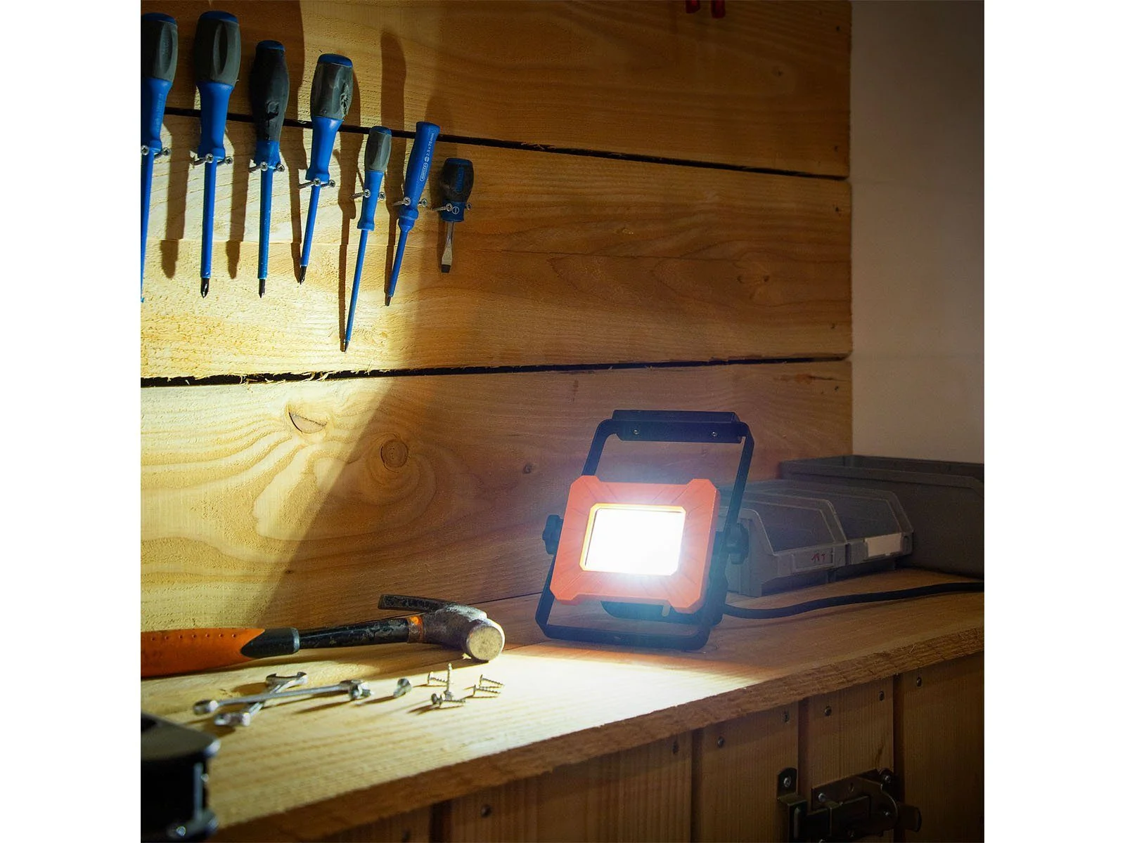 SMARTWARES LED Baustrahler 10W IP65 Neutralweiß Werkstattlampe